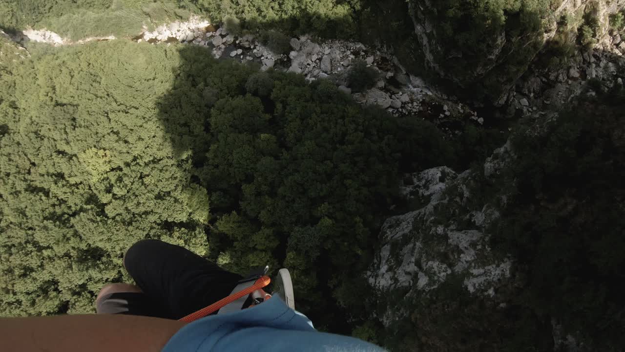 Vista de um slackline alto em uma montanha.