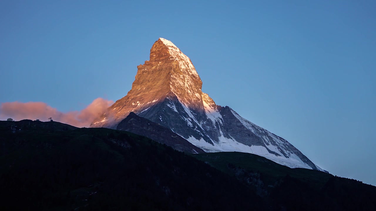 Timelapse del Monte Cervino dal villaggio di Zermatt all'alba