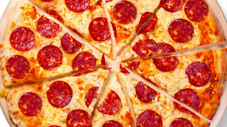 Un video di pizza al salame piccante come sfondo. Filmato. Questa immagine è perfetta per progettare i menu del tuo ristorante. Visita la mia pagina. Potrai trovare un'immagine per ogni pizza venduta nel tuo bar o ristorante
