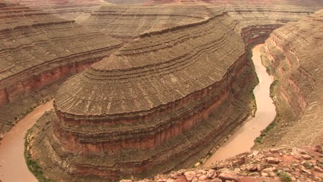 Tiro-Medio-De-Una-Curva-De-Cuello-De-Cisne-En-El-Río-San-Juan-En-Utah