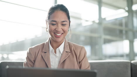 Computadora-Portátil,-Sofá-Y-Mujer-Asiática-En-El-Salón-De-La-Oficina