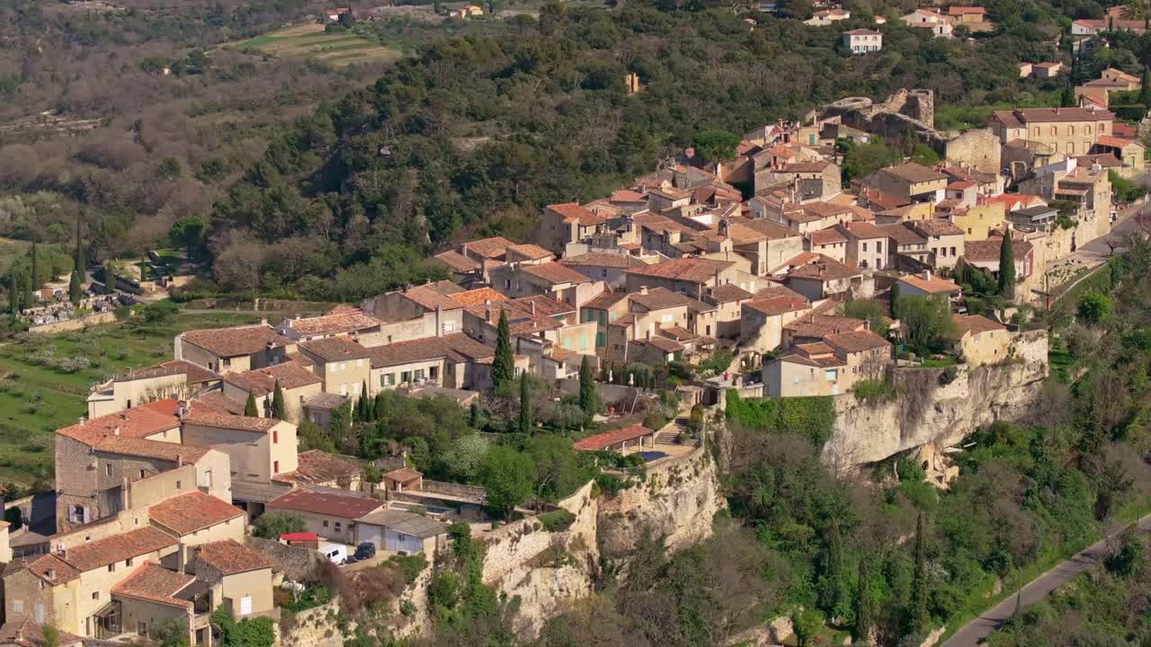 Veduta aerea del campanile della chiesa di Venasque che svetta sui tetti provenzali