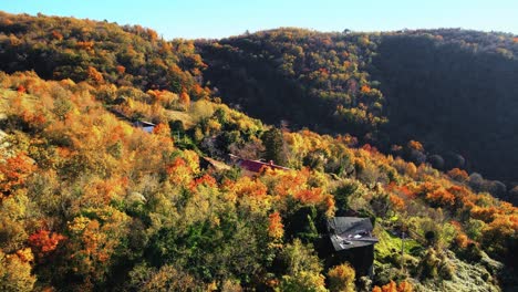 Un-Vídeo-Aéreo-De-Un-Dron-En-4k-Revela-La-Inquietante-Belleza-De-Slapnik,-Un-Pueblo-Abandonado-En-Brda,-Eslovenia