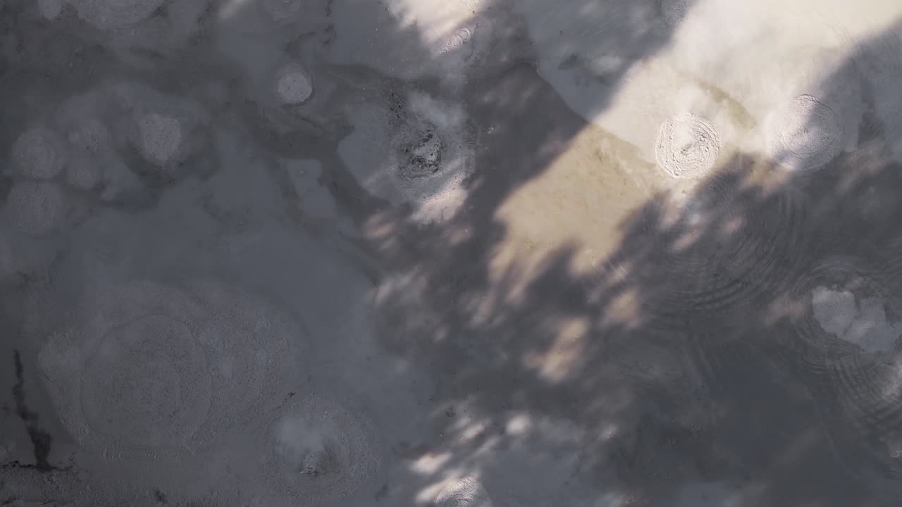 вид сверху вниз на кипящий грязевой бассейн с поднимающимся вверх паром в грязевых бассейнах вайотапу, роторуа, новая зеландия