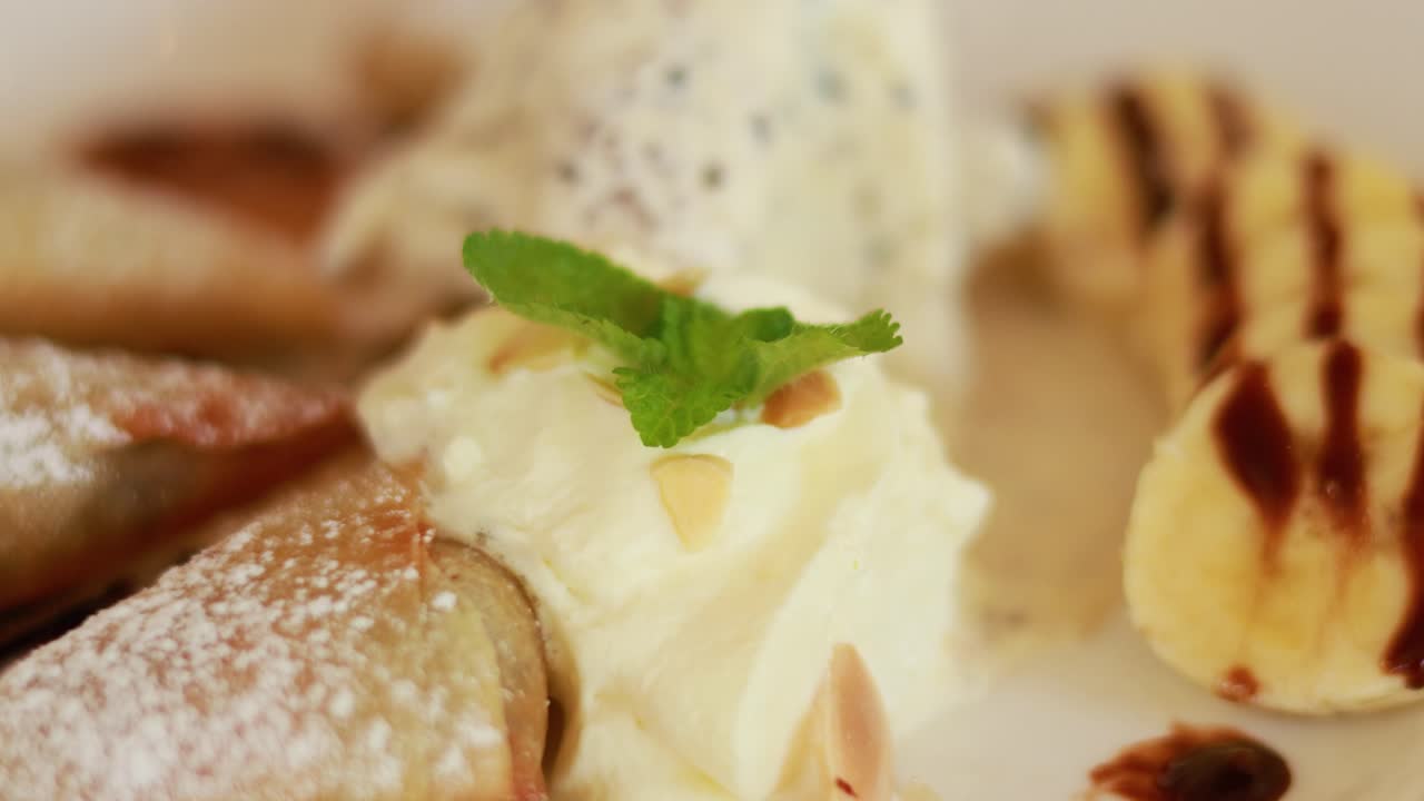 мороженое с бананом и выпечкой