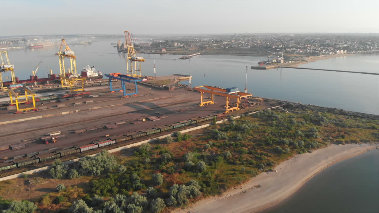 un enorme puerto marítimo cerca de una ciudad