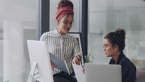 Mujeres-De-Negocios,-Documentos-Y-Reuniones-De-Negocios.