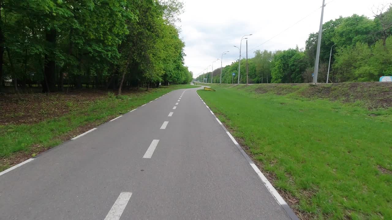 도시 공원에서 자전거를 타는 사람들을 위한 도로의 전망입니다.