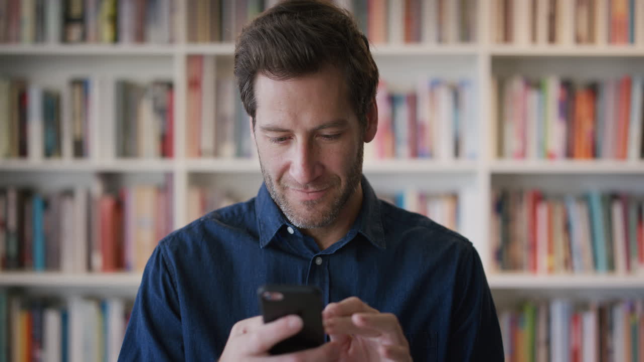 retrato feliz joven hombre de negocios que usa un teléfono inteligente disfrutando de los mensajes de texto navegando por los mensajes en línea empresario exitoso en el teléfono móvil cámara lenta