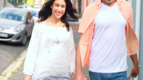 pareja sonriente con bolsas de compras