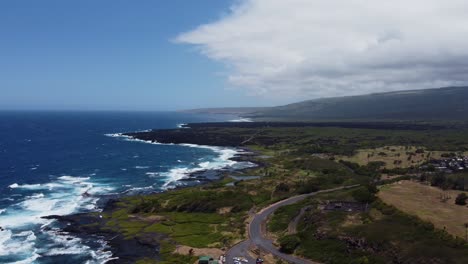 4k-Filmische-Drohnenaufnahme-Von-Wellen,-Die-An-Der-Lavafelsenküste-In-Der-Nähe-Des-Schwarzen-Sandstrandes-Von-Punulu&#39;u-Auf-Hawaiis-Großer-Insel-Zusammenbrechen