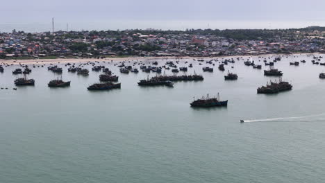 Silueta-De-Enormes-Barcos-Pesqueros-Cerca-De-La-Costa-De-Vietnam,-Vista-Aérea