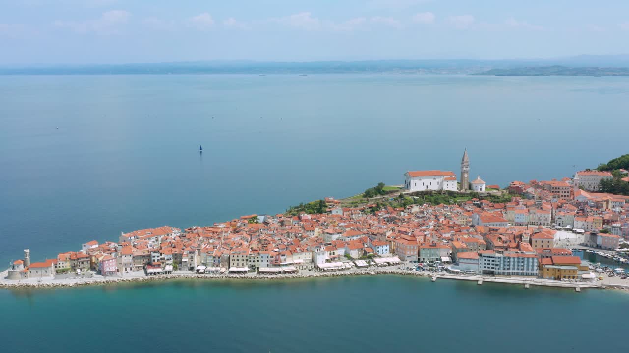 Vista aerea della città di Piran e del mare calmo e blu in Slovenia