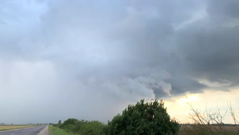 Dunkle-Stürmische-Wolke-Am-Himmel-An-Heißen-Sommertagen-In-Der-Nähe-Der-Landstraße