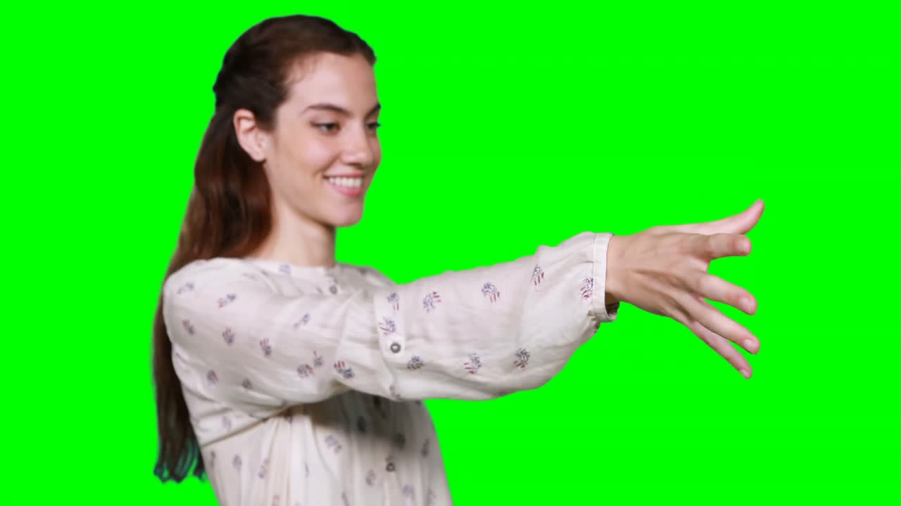 보이지 않는 디스플레이를 만지는 척 하는 여자