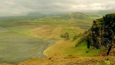 Grüne-Ebenen-Mit-Einem-Großen-Schwarzen-Sandstrand