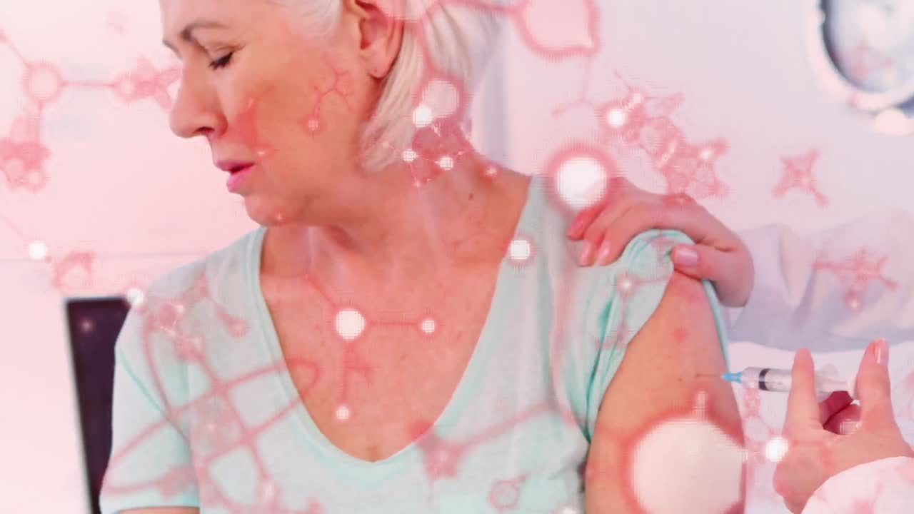 고등 여성 환자를 예방접종하는 백인 여성 의사에 대한 분자의 애니메이션