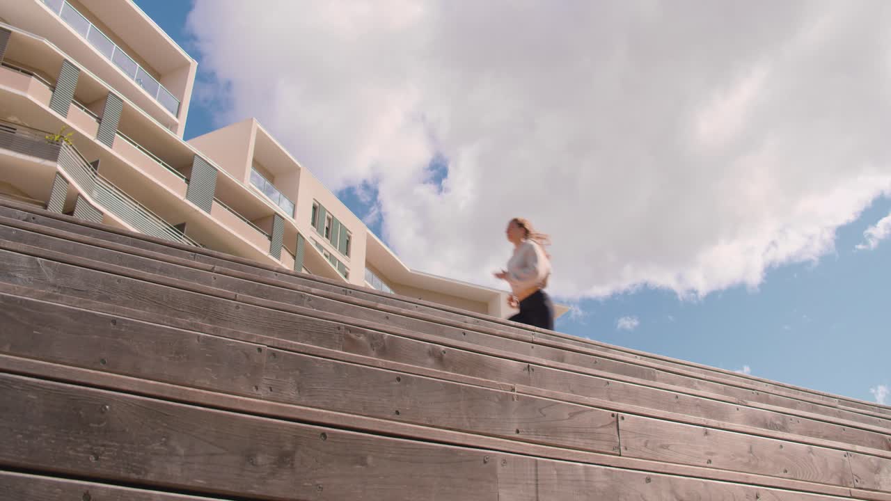 tiro estático de ángulo bajo de mujer corriendo al aire libre
