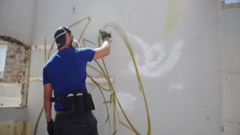 artista de graffiti pintando con spray de aerosol 4k