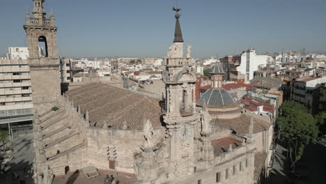 ángulo-De-Drones-De-La-Iglesia-En-Valencia,-España