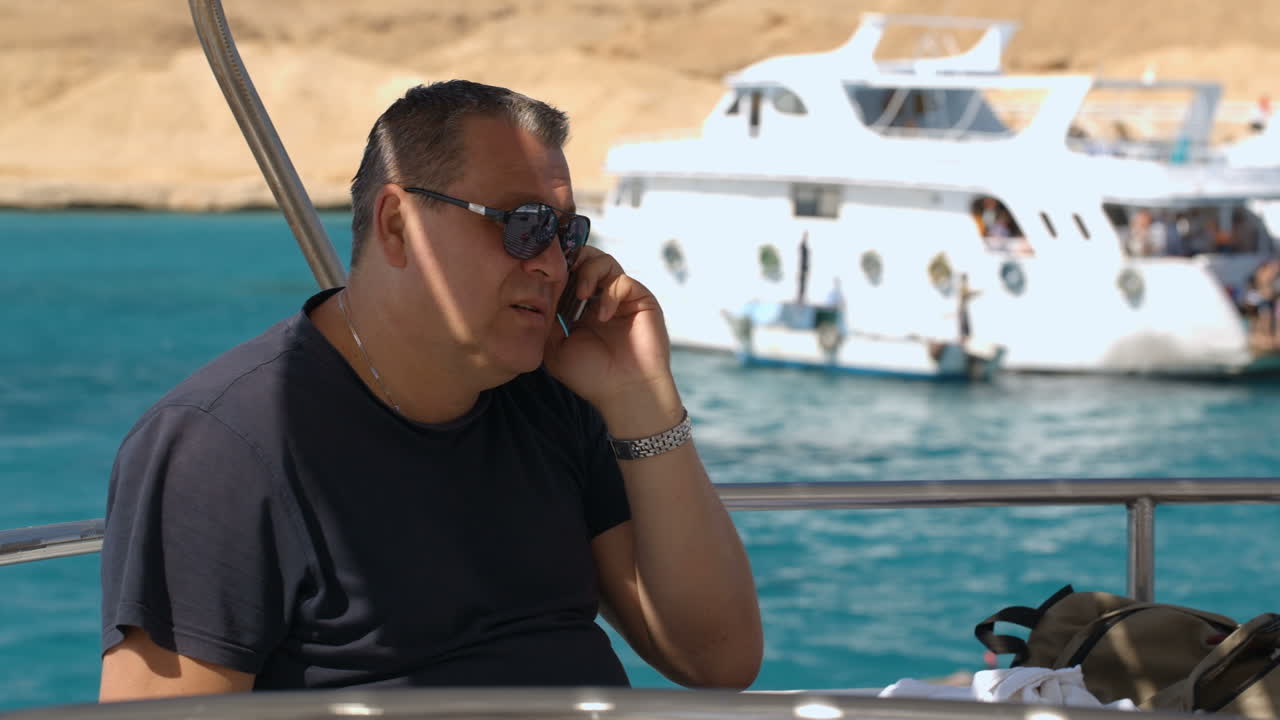 hablar por teléfono a bordo del barco