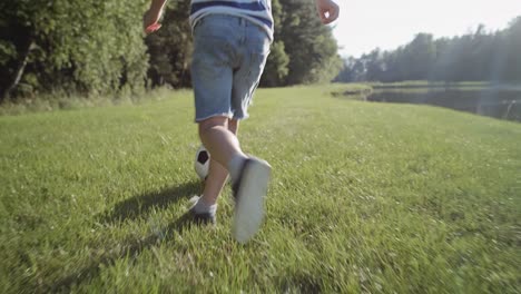 Rückansichtvideo-Eines-Jungen,-Der-Auf-Dem-Rasen-Fußball-Spielt