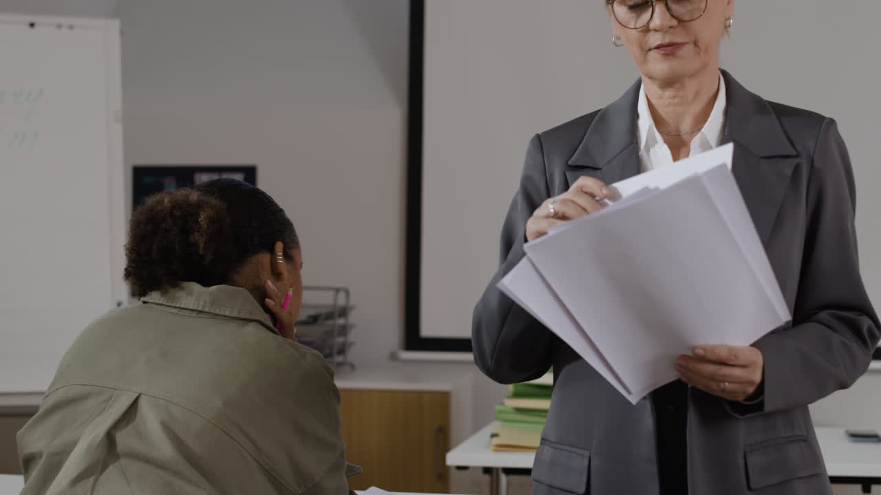교사 와 학생 들 과 함께 교실 장면