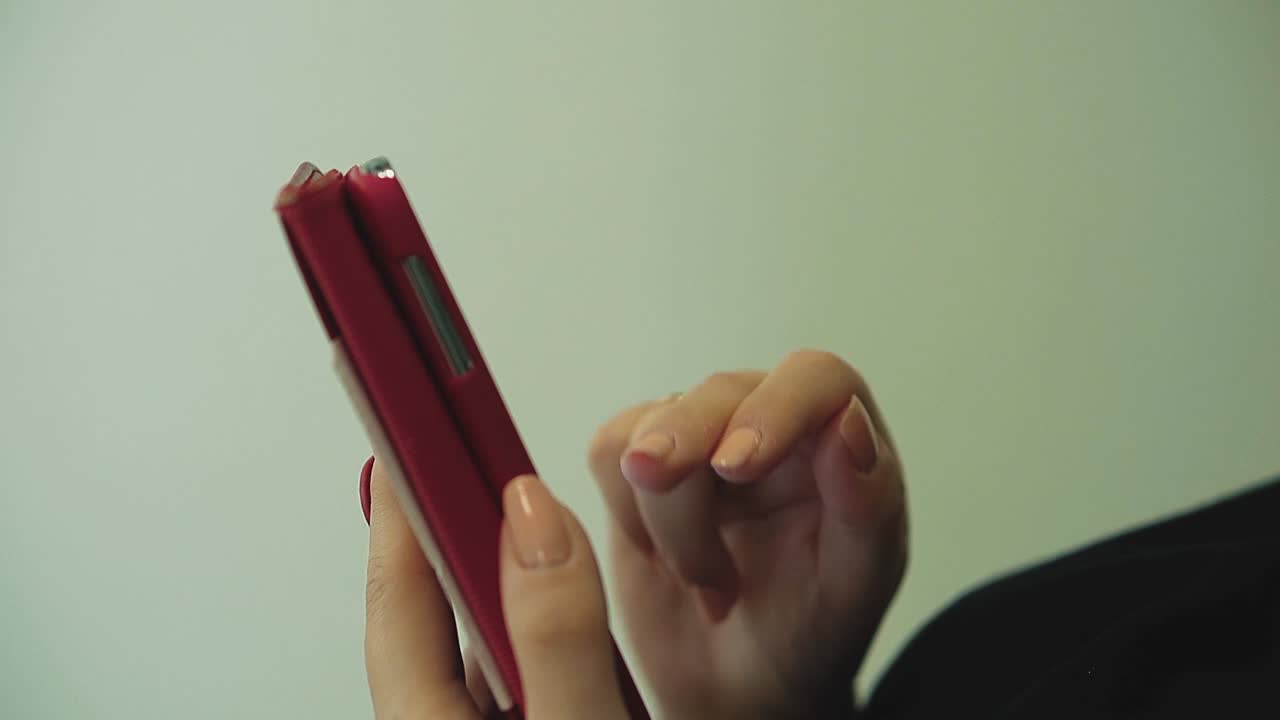 una chica bonita se sienta en una silla