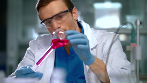trabajador de laboratorio que realiza investigaciones en un laboratorio. científico de laboratorio de investigación