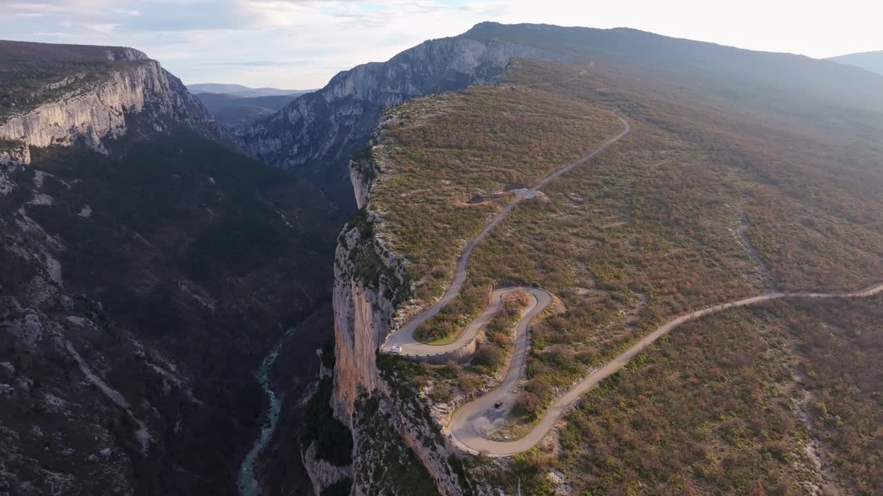 Vista aerea del paesaggio di canyon nella Francia meridionale con un furgone all'alba