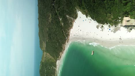 Video-Vertical-De-Antena-De-Playa-Paradisíaca-Con-Arena-Suave-Cerca-De-Río-De-Janeiro-En-Brasil,-América-Del-Sur