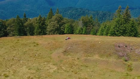 círculo aéreo con el dron después de una sesión de senderismo