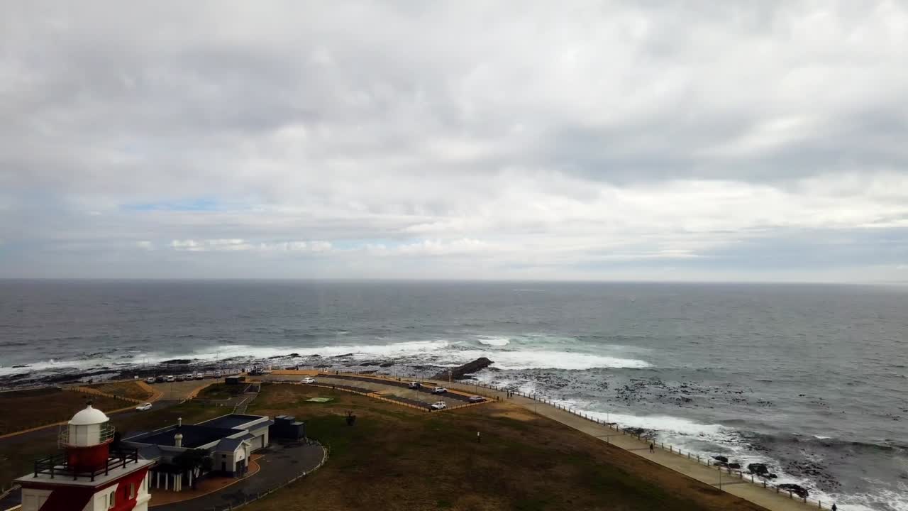 nubes gordas y preñadas que cruzan un cielo invernal