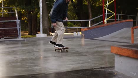 Patinador-Irreconocible-Saltando-Y-Deslizándose-En-Un-Banco-De-Hormigón-En-La-Calle-O-En-El-Parque-De-Patinaje