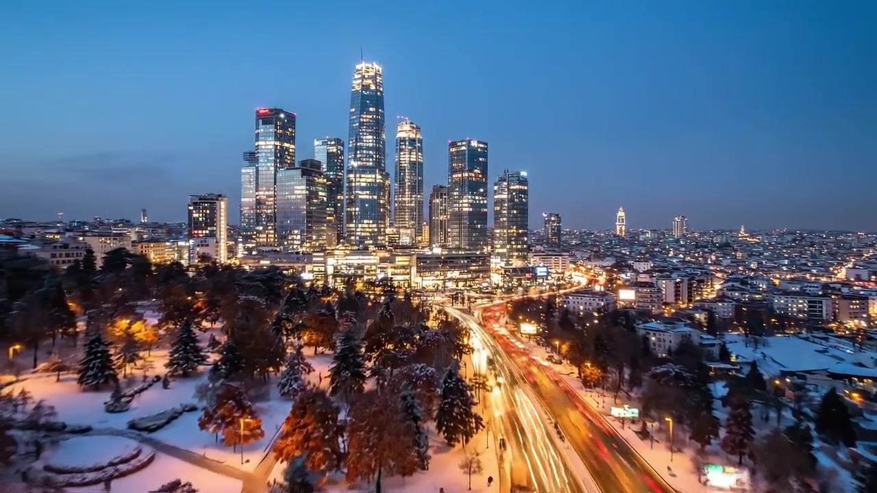 Splendido skyline cittadino al crepuscolo: Una trasformazione dal giorno alla notte in un'area metropolitana con strade innevate e luci vivaci