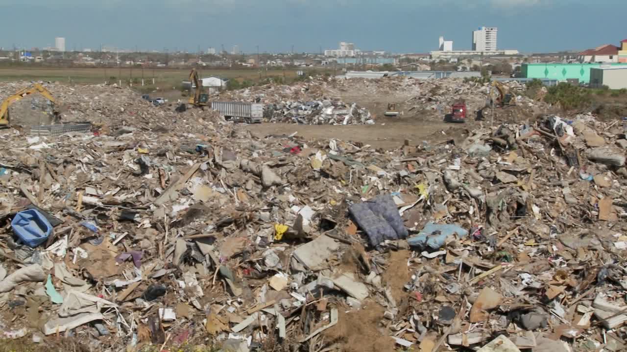 basura se amontona tras la devastación del huracán ike en galveston, texas 5
