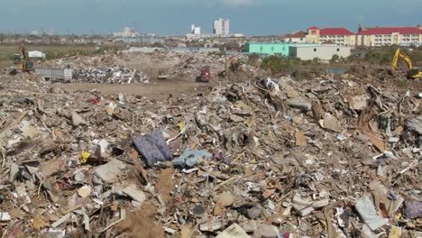 basura se amontona tras la devastación del huracán ike en galveston, texas 5