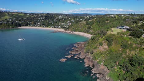 Palm-Beach-With-Rocks-And-Green-Foliage-In-Mawhitipana-Bay,-Auckland,-New-Zealand