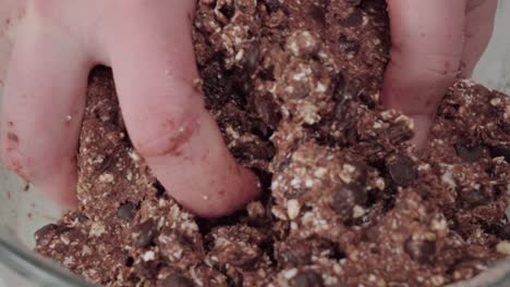 Mezcla-De-Masa-De-Galleta-De-Avena-Con-Chocolate-Con-Las-Manos,-Primer-Plano-Extremo