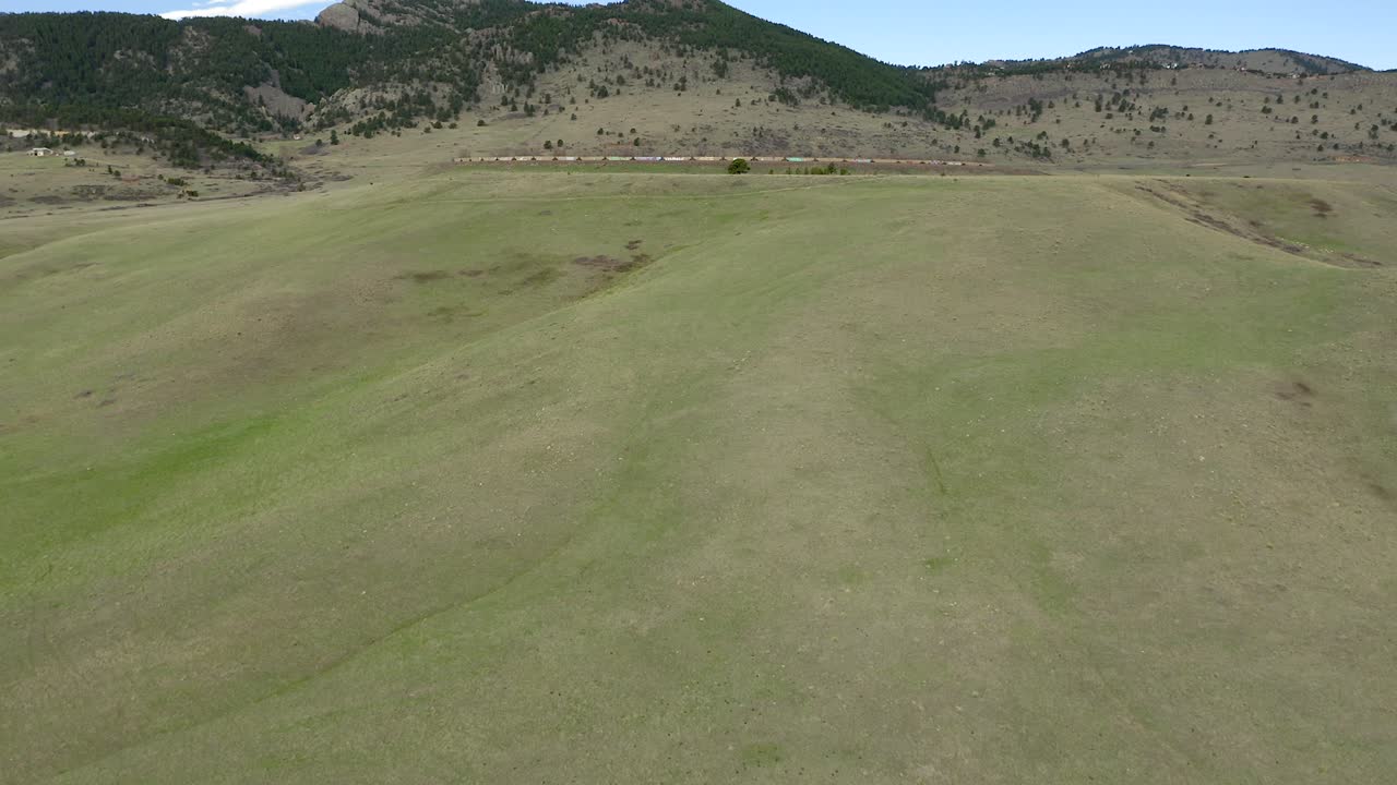 tren de sobrevuelo aéreo en la montaña
