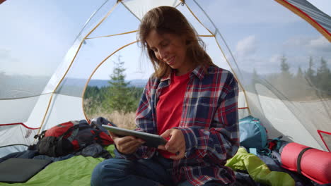 Frau-Surft-Im-Campingzelt-Auf-Einem-Tablet-Im-Internet