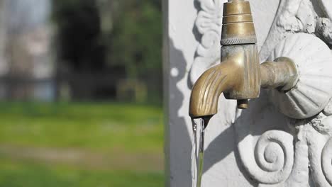 fuente de agua ornamental al aire libre