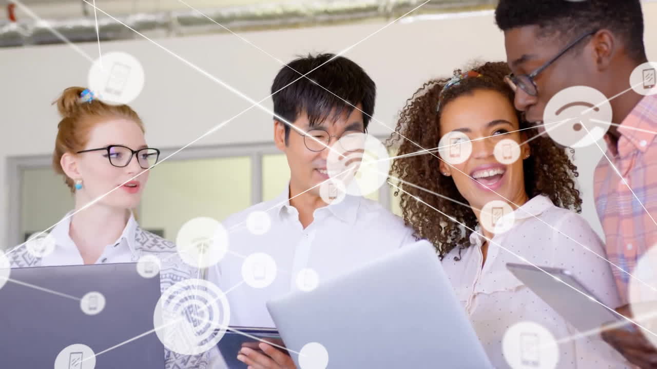 사무실에서 일을 논의하는 다양한 동료들에 대한 아이콘과의 연결 네트워크의 애니메이션