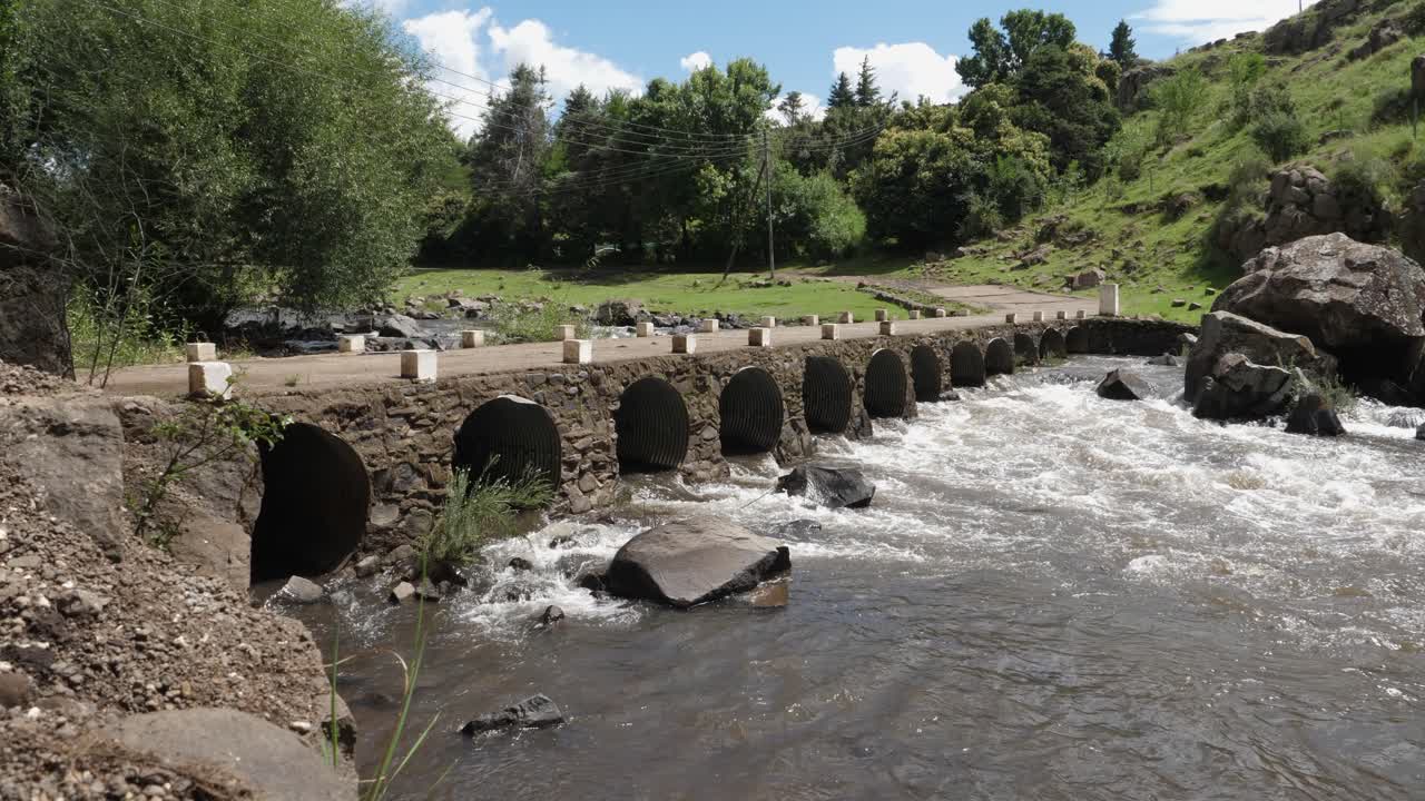 puente de alcantarilla cruza el río maletsunyane en semonkong, lesotho