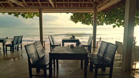 Silla-De-Madera-Vacía-Con-Fondo-De-Mar-De-Playa