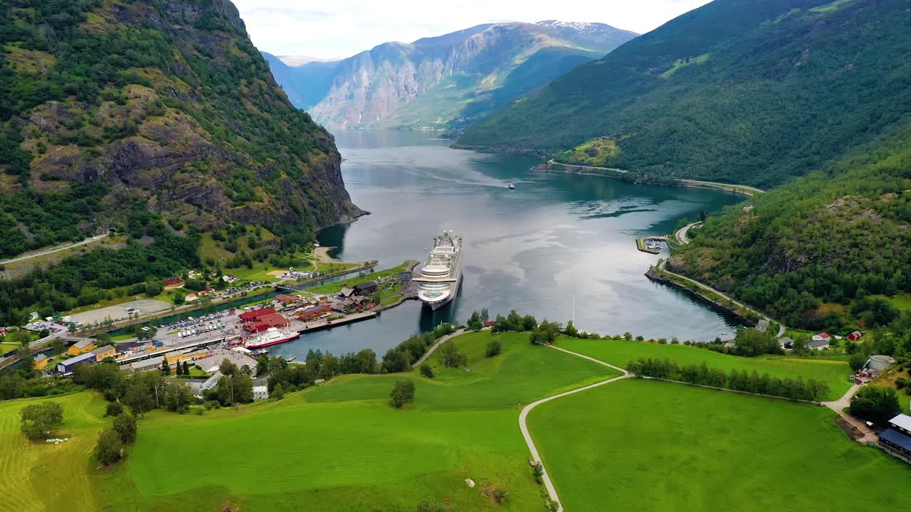 aurlandsfjord는 새벽에 불꽃의 도시입니다.