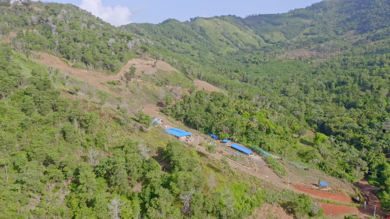 엘 리몬, 라 쿠아바, 도미니카 공화국의 녹색 초목과 시골집이 있는 산 풍경 - 공중 드론 샷