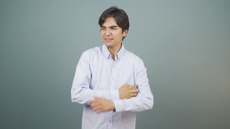 카메라를 바라보는 남자는 가려움증이 있습니다.