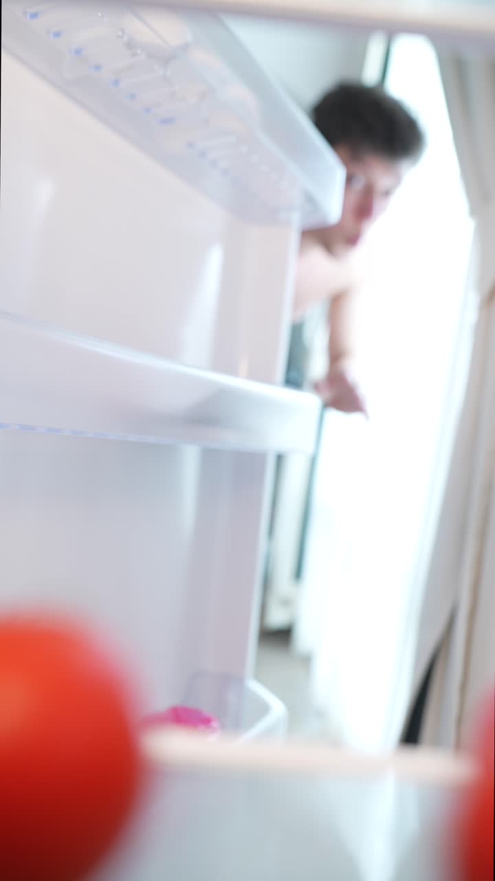 냉장고 에서 음식 을 찾는 사람