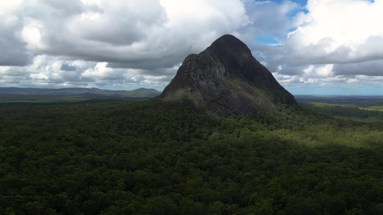 de derecha a izquierda vista aérea de la cara norte del monte beerwah, la más alta de las montañas de invernadero en la costa del sol, queensland, australia